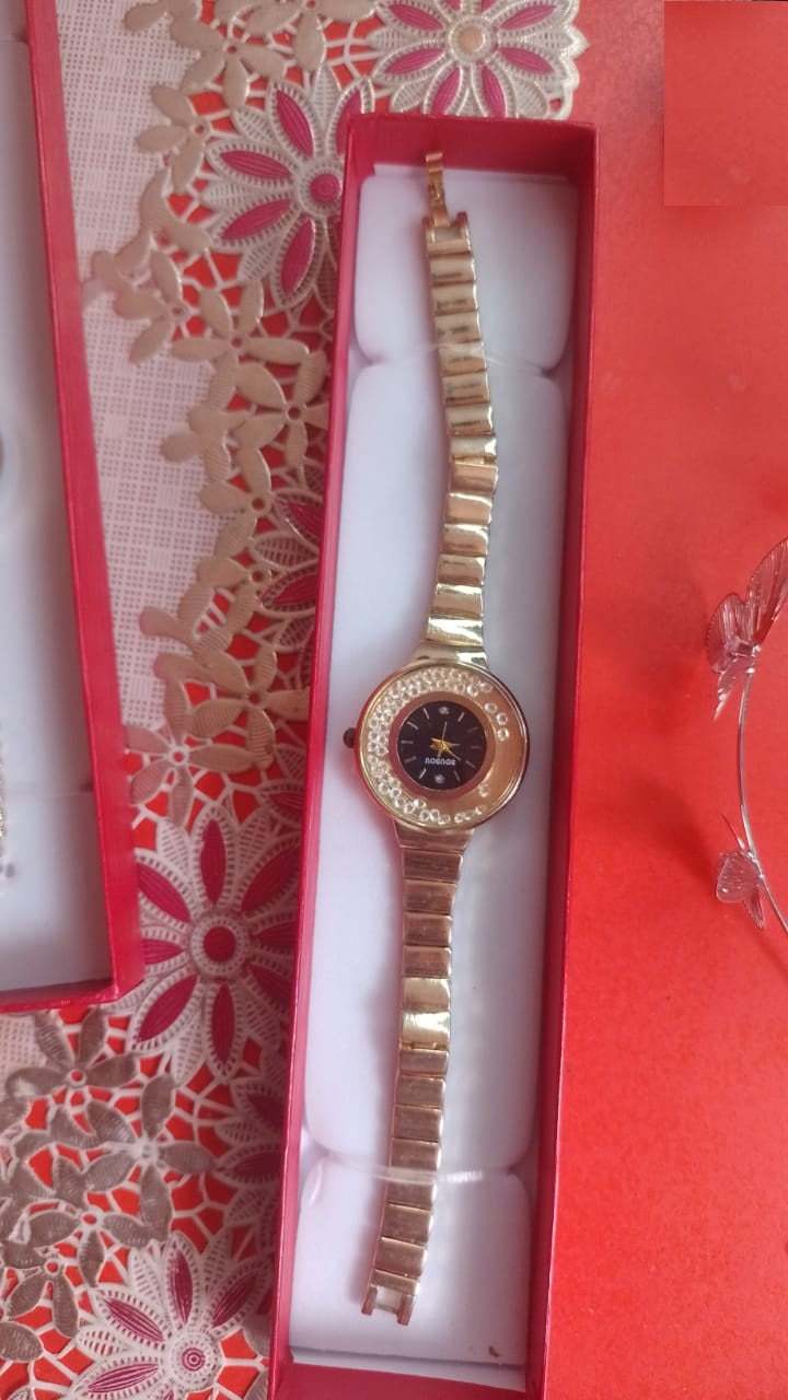 Reloj tipo brazalete fondo negro